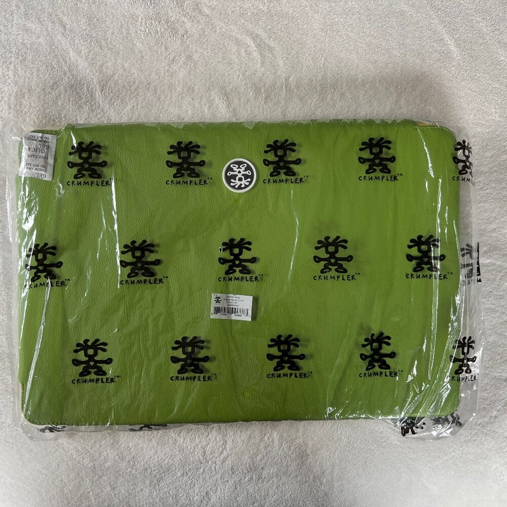 NWT vintage Crumpler (Australian) 'The School Hymn' 17" laptop case in green